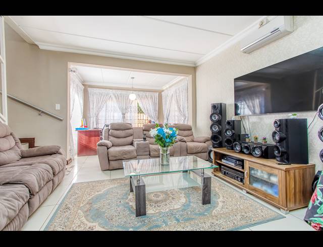 3 BEDROOM TOWNHOUSE RENTED IN RADIOKOP